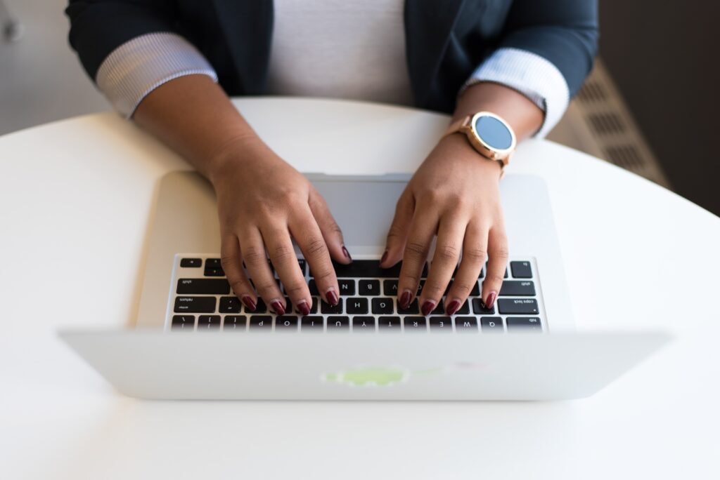 personne faisant du ghostwriting